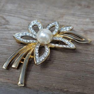 Vintage Rhinestone & Pearl Gold Flower Pin Brooch